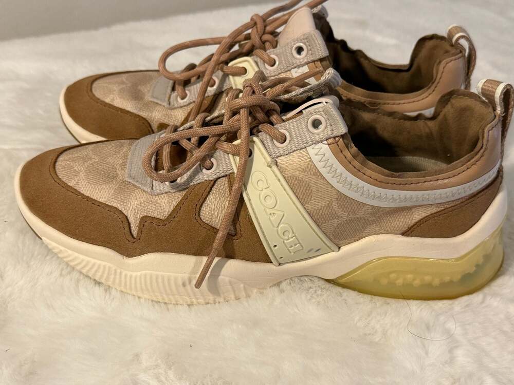 Coach - Picture 2 of 9